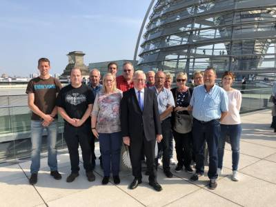 Reinhold Sendker mit den Gsten aus Sassenberg auf dem Dach des Reichstages. - Reinhold Sendker mit den Gästen aus Sassenberg auf dem Dach des Reichstages.