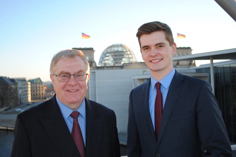 Reinhold Sendker und Frederik Bscher vor dem Berliner Reichstag.