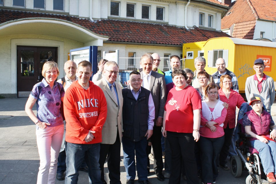 Reinhold Sendker MdB und Brgermeister Dr. Strothmann trafen am Beckumer Bahnhof mit einer Gruppe von Menschen mit Behinderung zusammen.