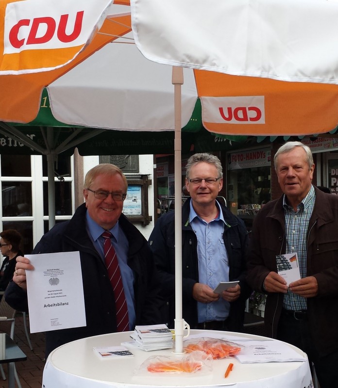 Reinhold Sendker MdB (links) mit dem Vorsitzenden der CDU Oelde, Peter Hellweg (Mitte), und dem CDU-Kreistagsmitglied Paul Tegelkmper (rechts)