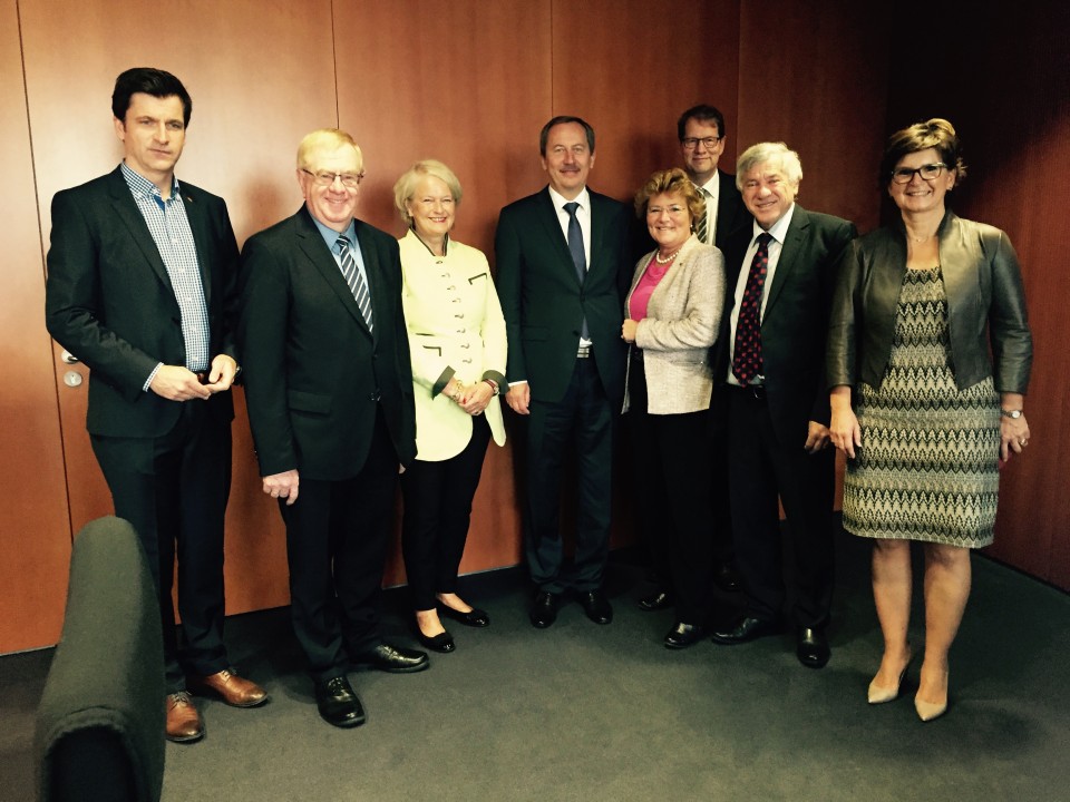 Reinhold Sendker MdB mit der Deutsch-Baltischen Parlamentariergruppe im Gesprch mit Botschafter Matulionis.