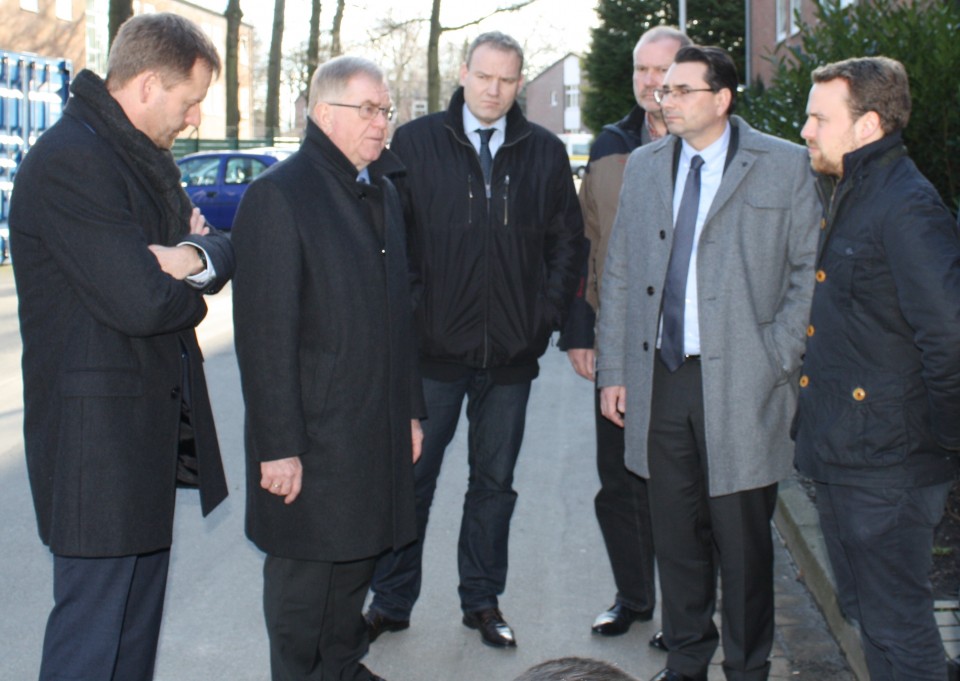 Gemeinsam mit Brgermeister Dr. Berger und weiteren Vertretern der Stadt machte Reinhold Sendker sich ein Bild vor Ort.