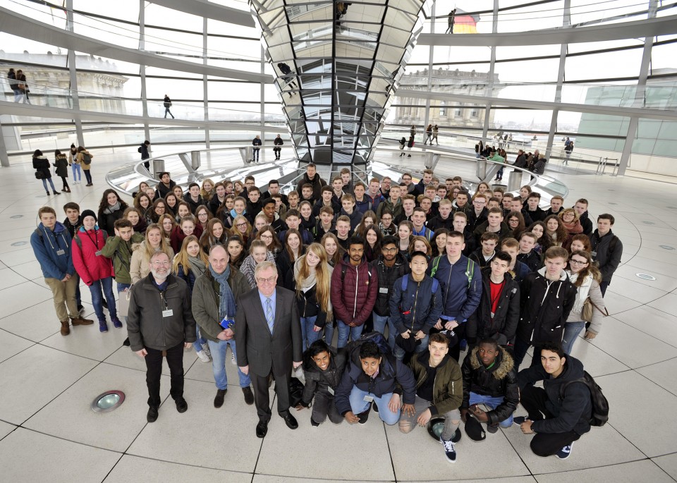 Reinhold Sendker mit den Besuchern aus Warendorf in der Reichstagskuppel.