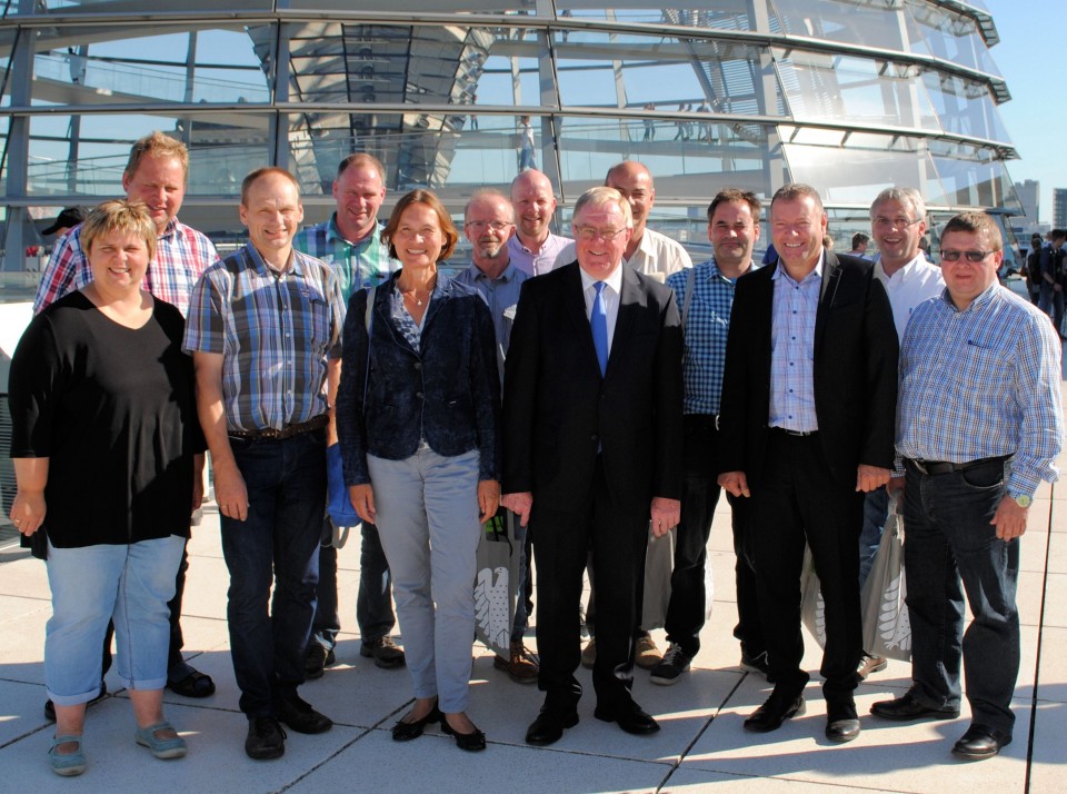 Die Mitglieder der CDU-Ostbevern mit Reinhold Sendker auf der Dachterasse des Reichstages.