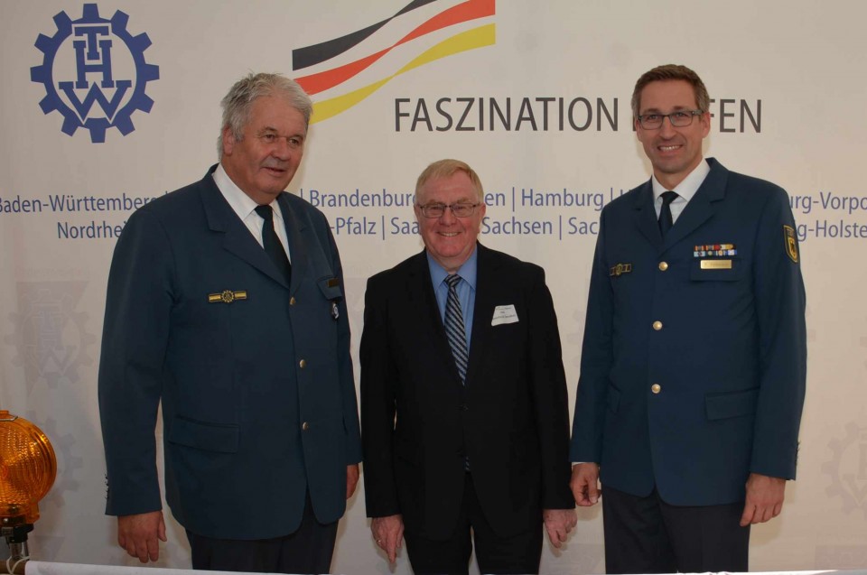 (v.l.) Albrecht Broemme (Prsident der Bundesanstalt Technisches Hilfswerk), Reinhold Sendker MdB und Ralf Pelkmann (THW Beckum)