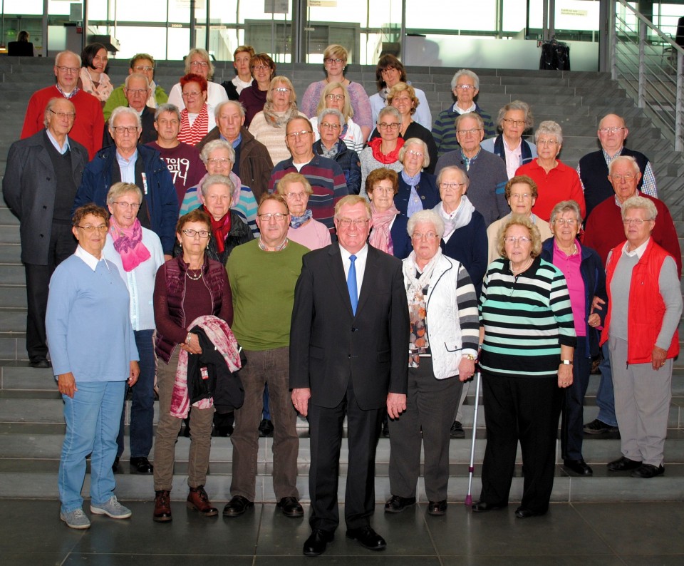 Reinhold Sendker mit den Besuchern aus Oelde im Paul-Lbe-Haus des Deutschen Bundestages.