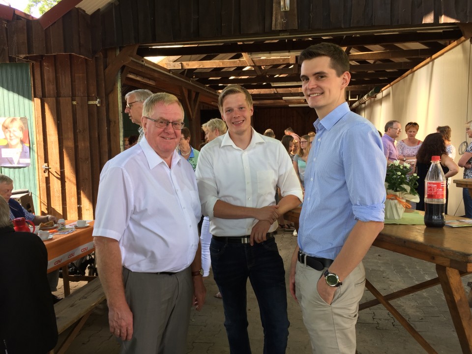 Reinhold Sendker im Gesprch beim traditionellen Sommerfest der CDU-Ortsunionen Einen-Mssingen und Milte