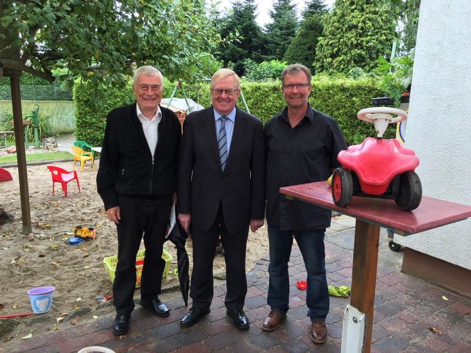 (v.l.) Heinz Wessel, Reinhold Sendker MdB und Martin Fiehe im Garten der Pftzen-Hpfer