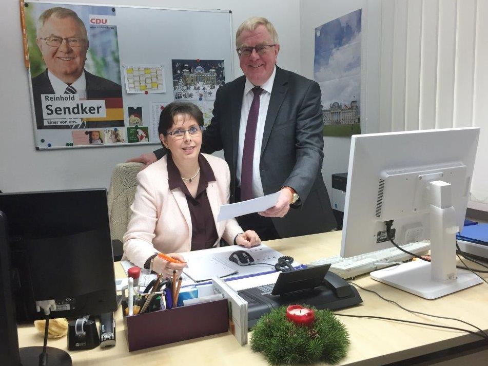 Reinhold Sendker MdB mit seiner Mitarbeiterin Gisela Sonnabend in seinem Freckenhorster Wahlkreisbro