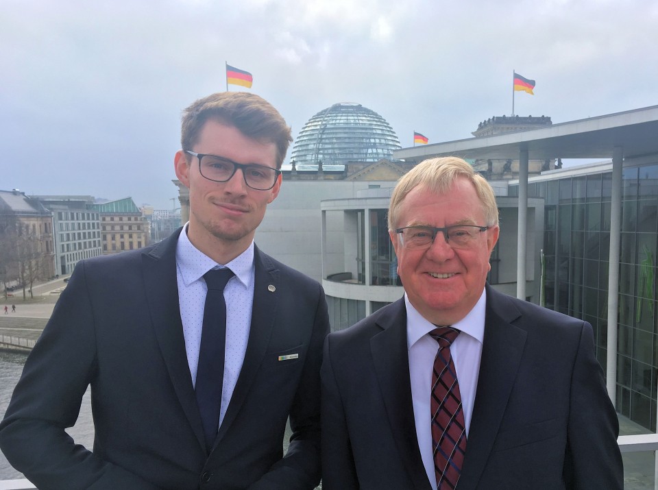 Reinhold Sendker und Jonas Tnte vor dem Reichstag in Berlin.