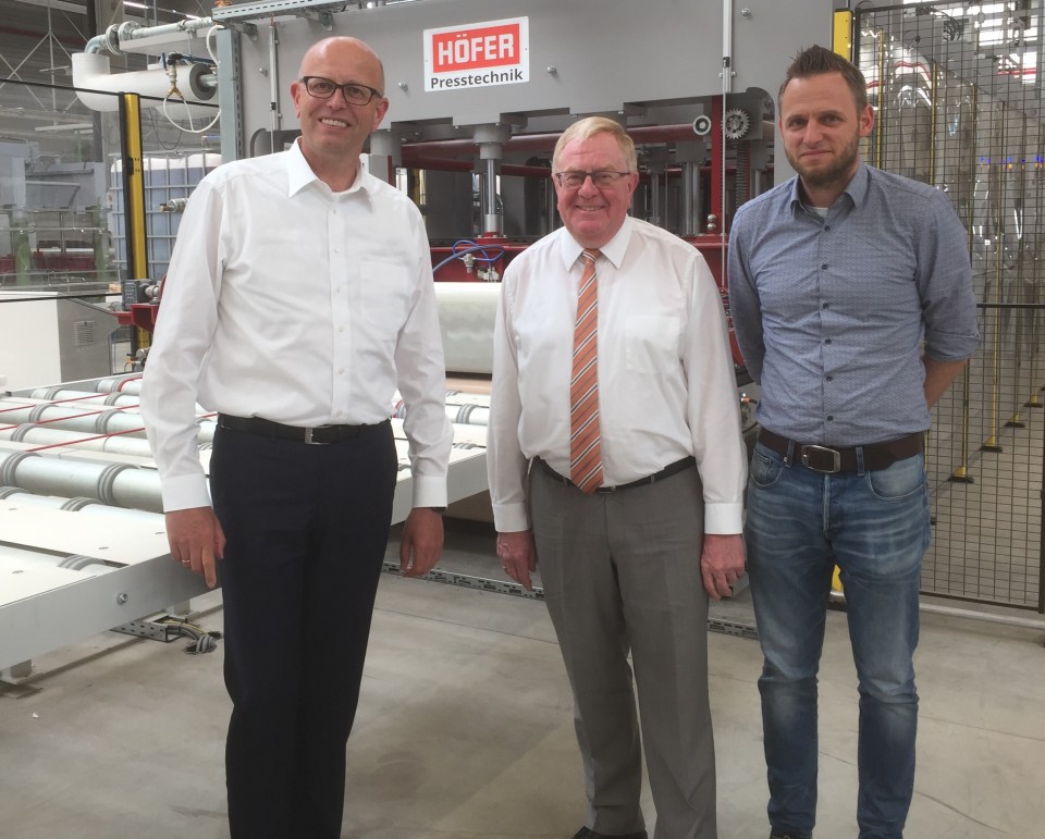 Reinhold Sendker MdB mit dem Geschftsfhrer der LMC Caravan GmbH & Co.KG (links) und Betriebsleiter Timo Ecke