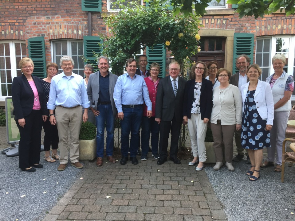 Mitglieder des Koordinierungsauschusses der Caritasverbnde im Kreis Warendorf diskutierten auf Hof Lohmann mit Reinhold Sendker