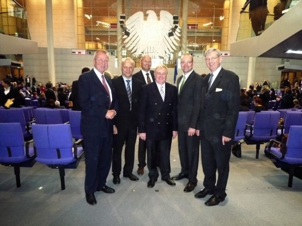 Die Mnsterlnder Abgeordneten Polenz, Rring, Jasper, Sendker, Spahn und Schiewerling (v. li nach re.) im Plenarsaal des Deutschen Bundestages.