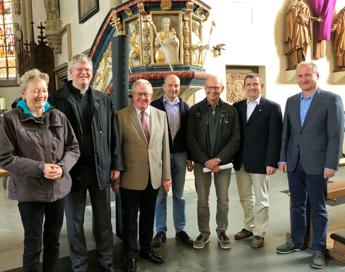 Bei seinem Besuch in Liesborn 2019: Sendker (3.v.l.) mit von links Marietheres Luster-Haggeney, Pfarrer Martin Klsener, Klaus Grothues, Eugen Teigeler, Rudolf Luster-Haggeney und Jrgen Rhl