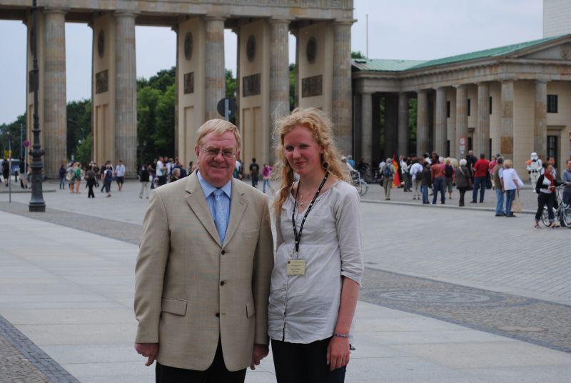 Reinhold Sendker MdB und Lisa Rsel vor dem Brandenburger Tor