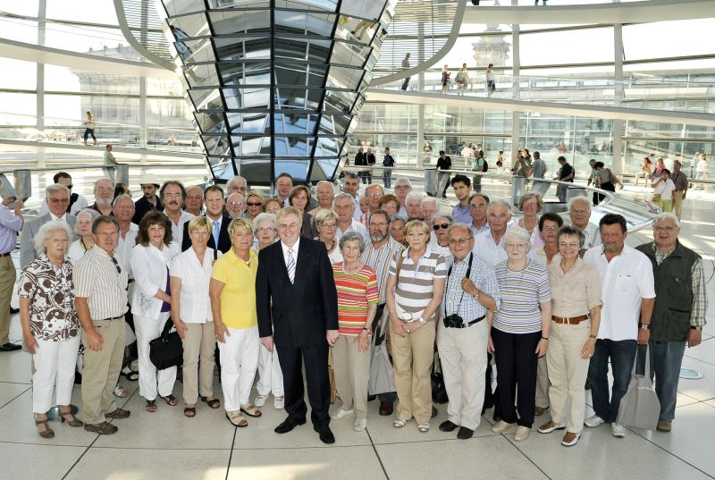 Reinhold Sendker MdB mit den Teilnehmer der politischen Informationsfahrt  auf dem Dach des Reichstagsgebudes