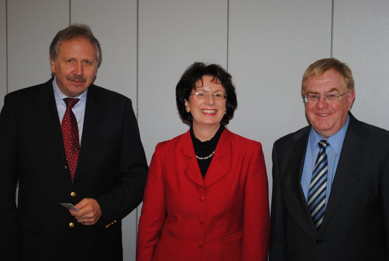 von links: AWG-Geschftsfhrer Thomas Grundmann, Marie-Luise Dtt MdB und Reinhold Sendker MdB in Berlin.