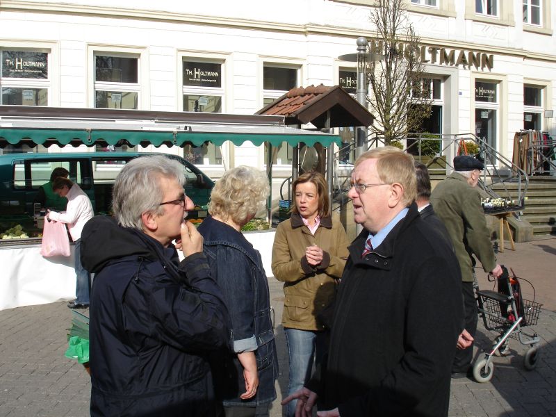Reinhold Sendker im Gesprch mit Gerhard Schwarzer, Resi Gerwing und Dagmar Halbach-Thien auf dem Beckumer Wochenmarkt