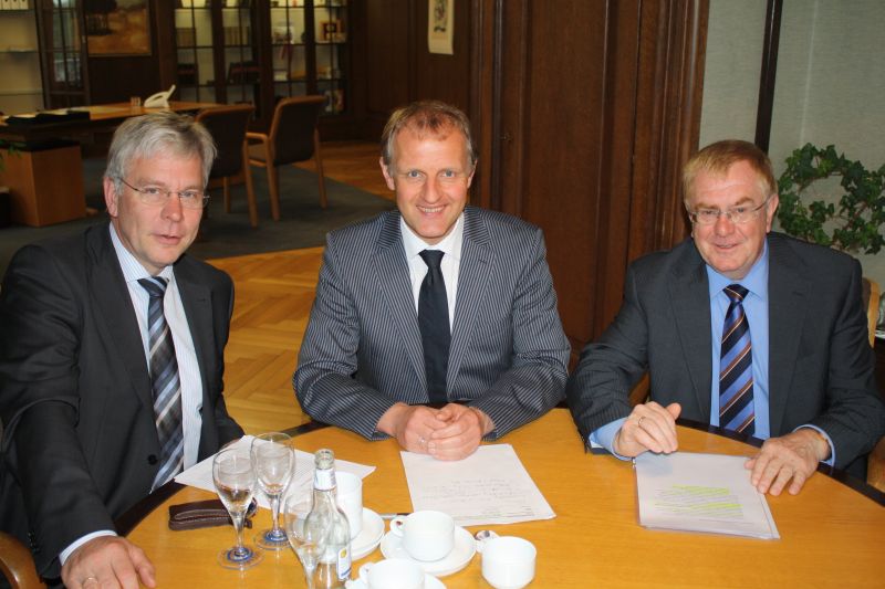  CDU-Fraktionschef Werner Knepper, Brgermeister Dr. Strohmann und MdB Reinhold Sendker beim Gedankenaustauch im Dienstzimmer des Beckumer Brgermeisters.