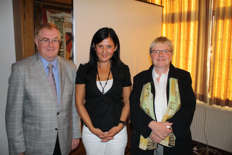 v.l.: Reinhold Sendker MdB begrte die Autorin und Lehrerin Betl Durmaz und Elisabeth Bauer von der Konrad-Adenauer-Stiftung in Oelde.