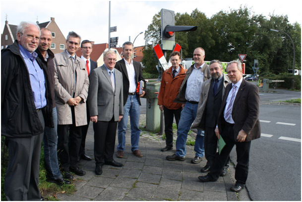 Reinhold Sendker mit Vertretern der Bahn, des Landesbetriebes Straen, der Stadt Warendorf, des ZVM sowie der Siemens AG am Warendorfer Osttor.