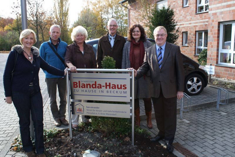 Beim Besuch des Schwester-Blanda-Hauses in Beckum (v.l.n.r) Karin Burtzlaff, Vorsitzende, Hubert Stratmann, stv. Brgermeisterin Resi Gerwing, Martin Mtherich, Silvia Bning-Antunes und MdB Reinhold Sendker.