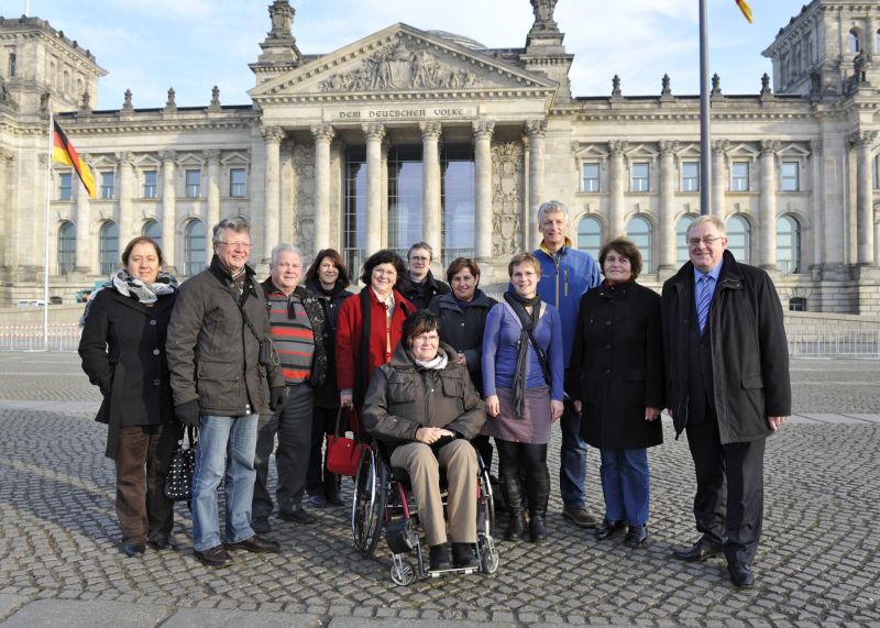 Reinhold Sendker MdB begrt die Gste aus Ahlen vor dem Reichstag.