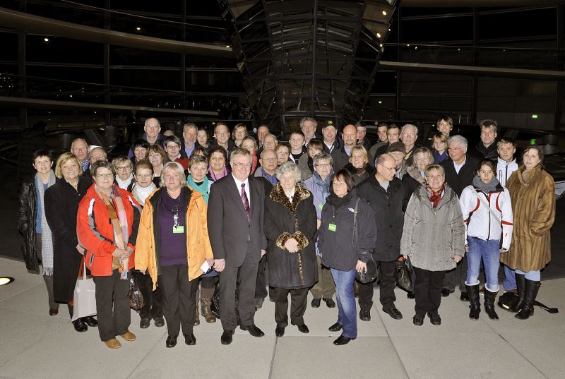 Reinhold Sendker MdB mit den Besuchern aus Mnster in der Kuppel des Reichstages.