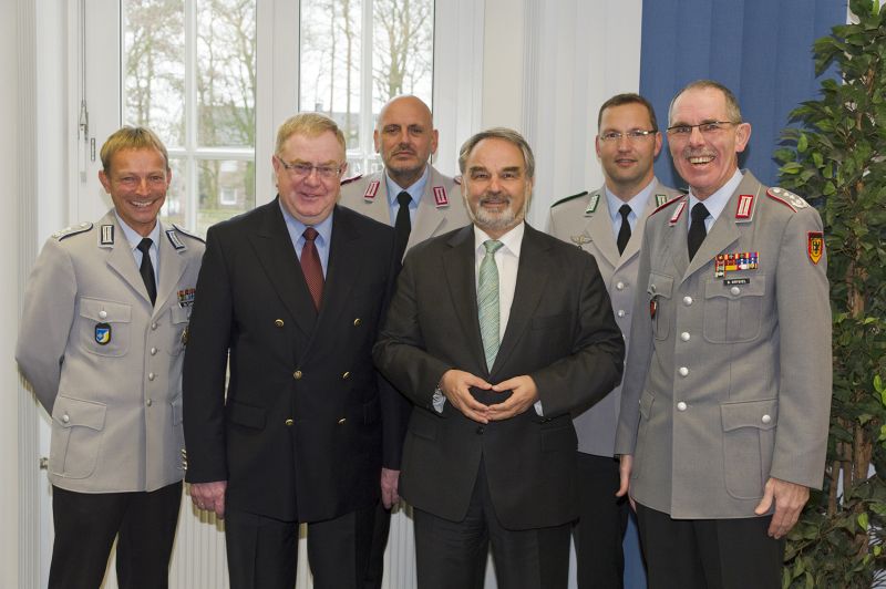 Reinhold Sendker MdB besuchte gemeinsam mit dem Parlamentarischen Staatssekretr Kossendey die Bundeswehrsportschule in Warendorf.