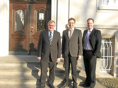 Der CDU-Bundestagsabgeordnete Reinhold Sendker (l.) besuchte mit seinem Mitarbeiter Marcel Opperbeck (r.) Brgermeister Berthold Streffing im Rathaus. Foto: (Wolfram Opperbeck)
