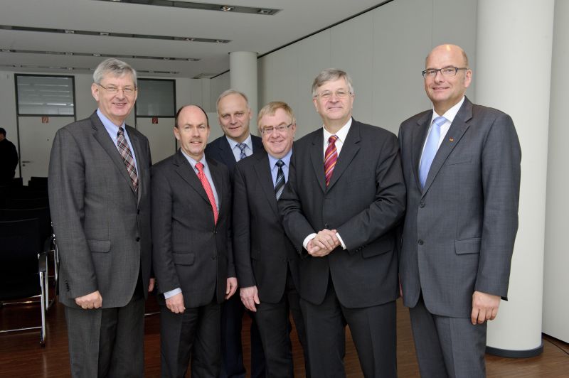 Karl Schiewerling,  Landrat Thomas Kubendorff, Johannes Rring, Reinhold Sendker, Staatssekretr Peter Hintze, Dieter Jasper (v. l.).