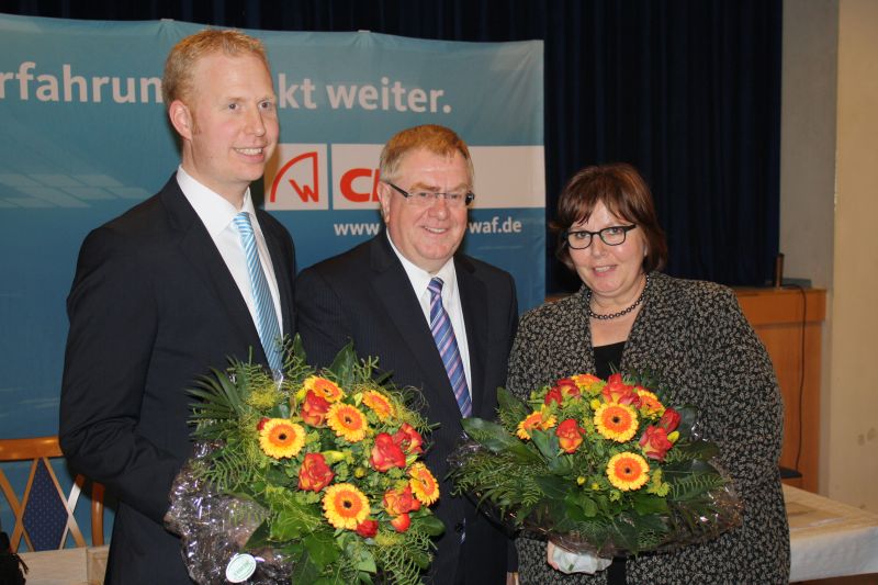 Der CDU-Kreisvorsitzende Reinhold Sendker (Westkirchen) (m.) gratuliert den gerade gewhlten Landtagskandidaten Henning Rehbaum (Albersloh) (l.) und Astrid Birkhahn (Everswinkel) (r.) 