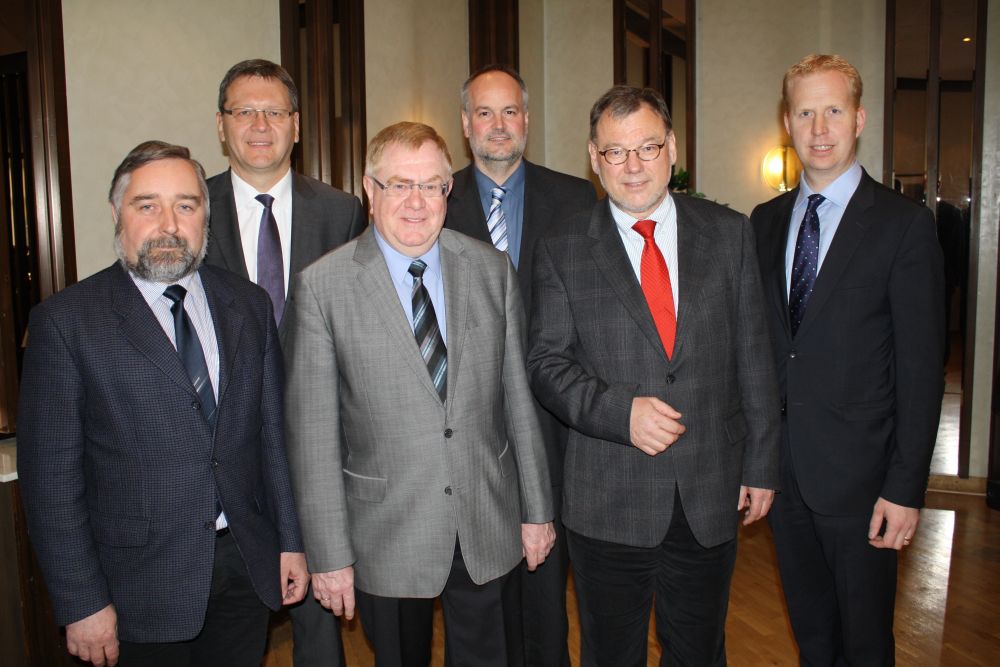 v.l.: Michael Geuckler (ZVM), Joachim Brendel (B-64 Plus), Reinold Sendker MdB, Andr Pieperjohanns (RVM), Michael Heinz (WSV) und der CDU-Landtagskandidat Henning Rehbaum.