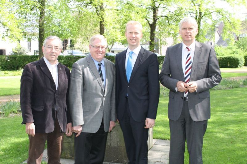 v.l.: CDU-Fraktionschef Heinrich Tns, Reinhold Sendker MdB,  Landtagskandidat Henning Rehbaum, Brgermeister Paul Berlage.
