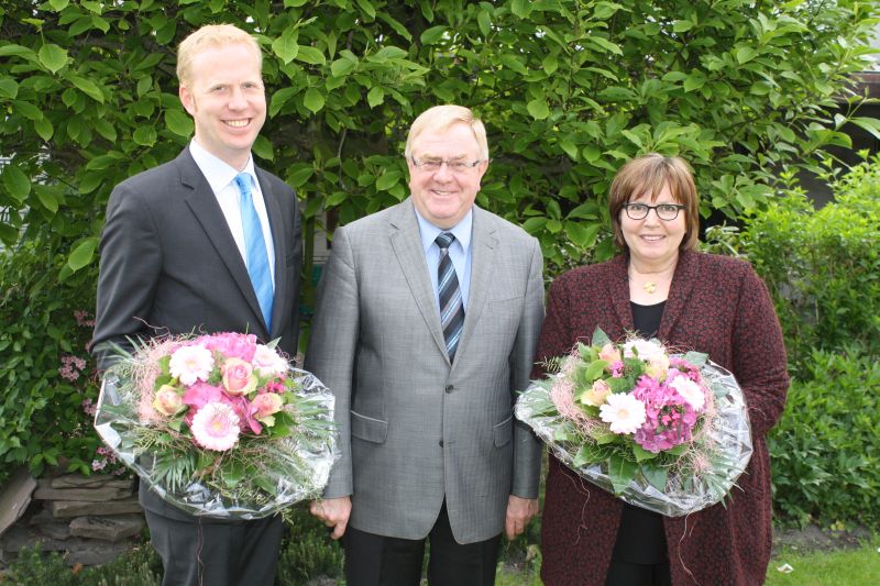 Der CDU-Kreisvorsitzende Reinhold Sendker MdB (Westkirchen) gratulierte am Rande der Kreisvorstandssitzung den beiden knftigen Landtagsabgeordneten Henning Rehbaum (Albersloh) und Astrid Birkhahn (Everswinkel).