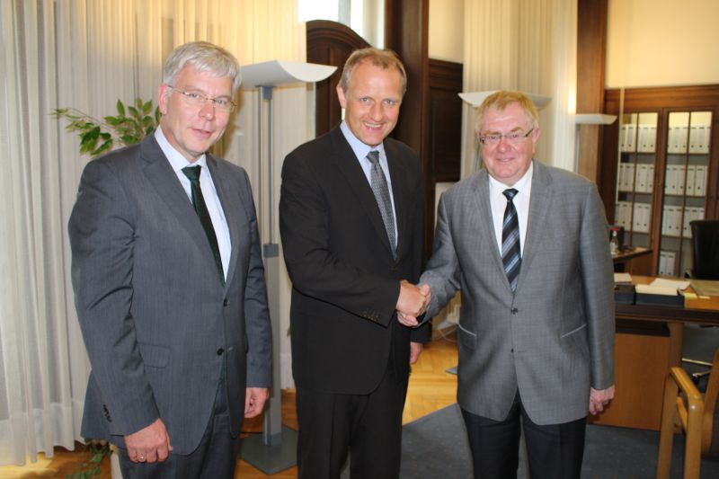 Der heimische Bundestagsabgeordnete Reinhold Sendker (rechts) kam jetzt zum Gesprch mit Brgermeister Dr. Karl-Uwe Strothmann und Werner Knepper, CDU-Fraktionsvorsitzender im Beckumer Stadtrat, zusammen.