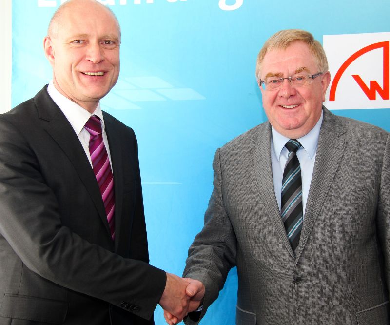 Vorstandsmitglied Gerhard Brcker von der Vereinigten Volksbank traf den heimischen Bundestagsabgeordneten Reinhold Sendker (Westkirchen).