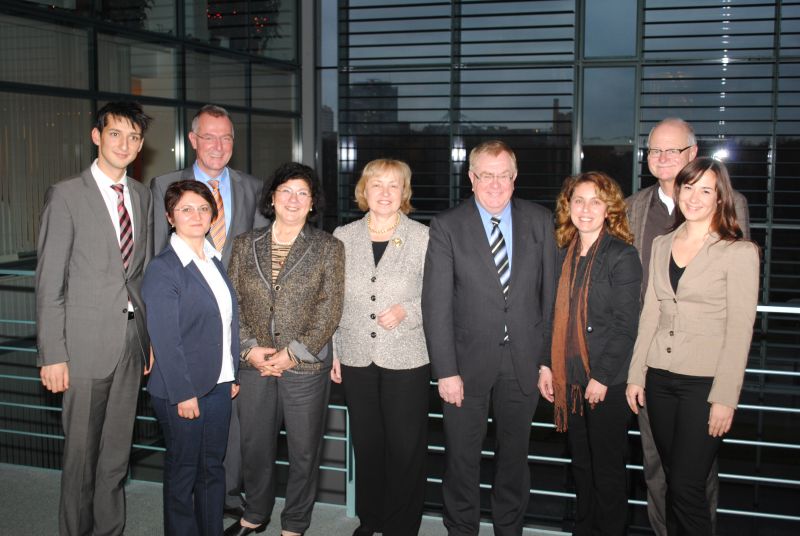 Reinhold Sendker mit der Staatsministerin Bhmer und der Delegation aus Ahlen im Bundeskanzleramt.