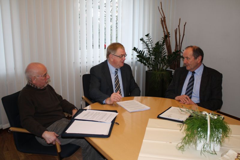 Reinhold Sendker (m.) im Gesprch mit Brgermeister Schindler (r.) und CDU-Fraktionschef Ulrich Brandt.