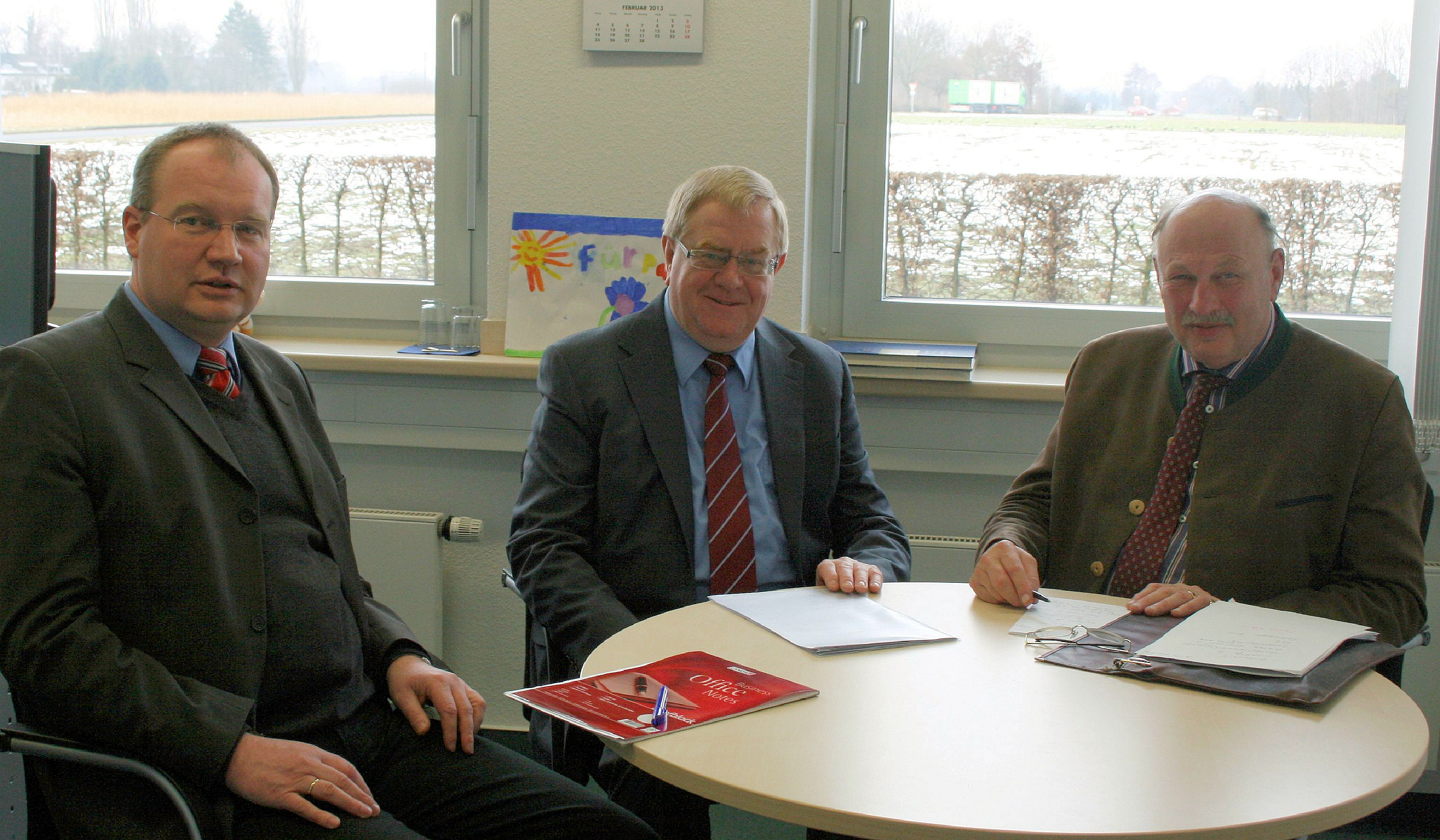 Reinhold Sendker (m.) im Gesprch mit Dr. Matthias Quas (l.) und dem Vorsitzenden Graf von Spee
