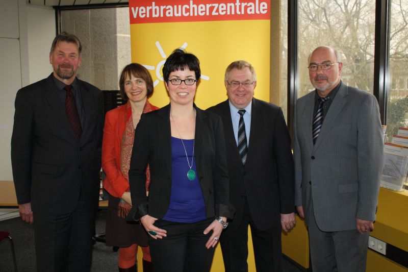 Reinhold Sendker (2.v.r.) informierte sich jetzt mit dem CDU-Stadtverbandsvorsitzenden Erhard Richard (r.) ber die Arbeit der Verbraucherschutzberatung bei Joachim Rlfling (l.), Ulrike Schell (2.v.l.) und Anne Schulze Wintzler (m.).
