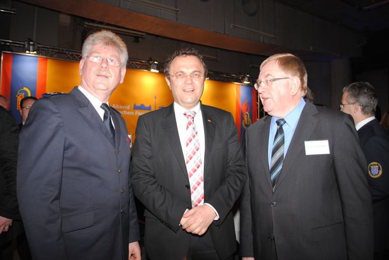 Reinhold Sendker (r.) im Gesprch mit Innenminister Friedrich (m.) und Kreisbrandmeister Heinz Nordhoff.