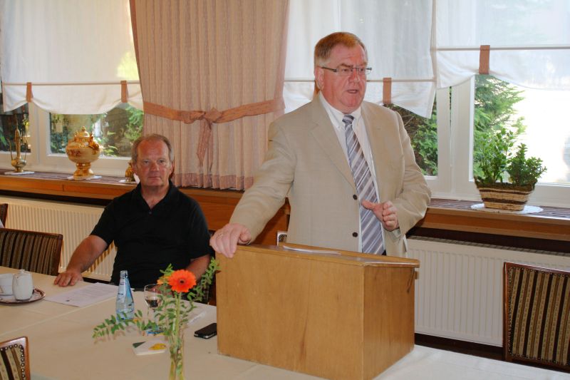 Reinhold Sendker im Gesprch mit der Senioren Union Warendorf.