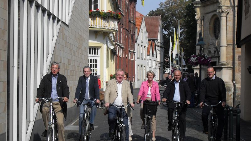 Mit dem Rad erkundeten die sechs CDU-Bundestagskandidaten die Innenstadt der Pilgerstadt Telgte. (v.l.) Karl Schiewerling MdB, Dr. Thomas Ostendorf, Reinhold Sendker MdB, Sybille Benning (verdeckt), Anja Karliczek, Johannes Rring MdB und Jens Spahn MdB.