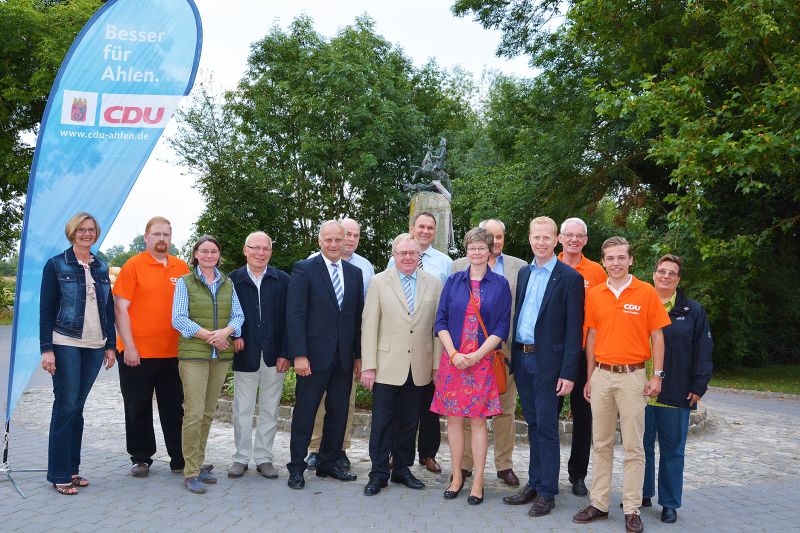 Vor dem Hof der Familie Schulze-Rtering in Ahlen stellten sich Johannes Rring und Reinhold Sendker  zusammen mit den Vertretern der veranstaltenden CDU-Ortsunionen aus Sendenhorst und Ahlen zum Gruppenbild.