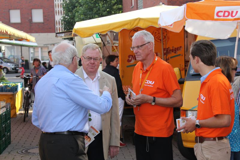 Reinhold Sendker im Gesprch mit Brgern auf dem Drensteinfurter Wochenmarkt