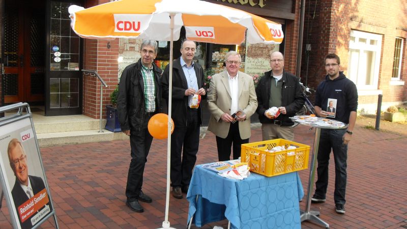 Reinhold Sendker war am frhen Samstagmorgen mit Mitgliedern der CDU-Ortsunion Snninghausen prsent und verteilte Brtchen frs Frhstck.