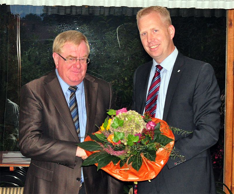 Dem wiedergewhlten Bundestagsabgeordneten Reinhold Sendker (l.) gratulierte der Stellvertretende Kreisvorsitzende Henning Rehbaum MdL.