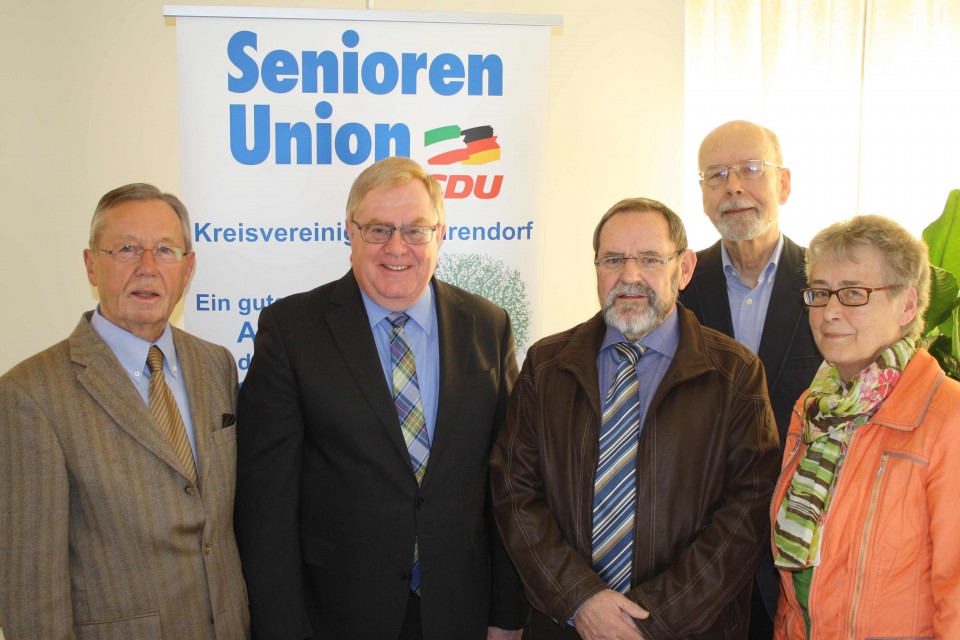 Gruppenfoto zum Auftakt der Mitgliederversammlung der Kreis-Seniorenunion der CDU (v.l.) Werner Wiewel (Vorsitzender), Reinhold Sendker, Heinz Quante, Wolfgang Urban und Margret Schlpker.