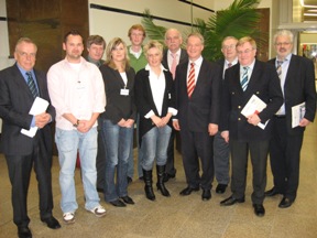Die heimischen Abgeordneten Bernhard Recker (ganz links) und Reinhold Sendker (2.von rechts) sowie weitere mnsterlndische CDU-Landtagsabgeordnete mit Jugendvertretern der Deutschen Steuer-Gewerkschaft.